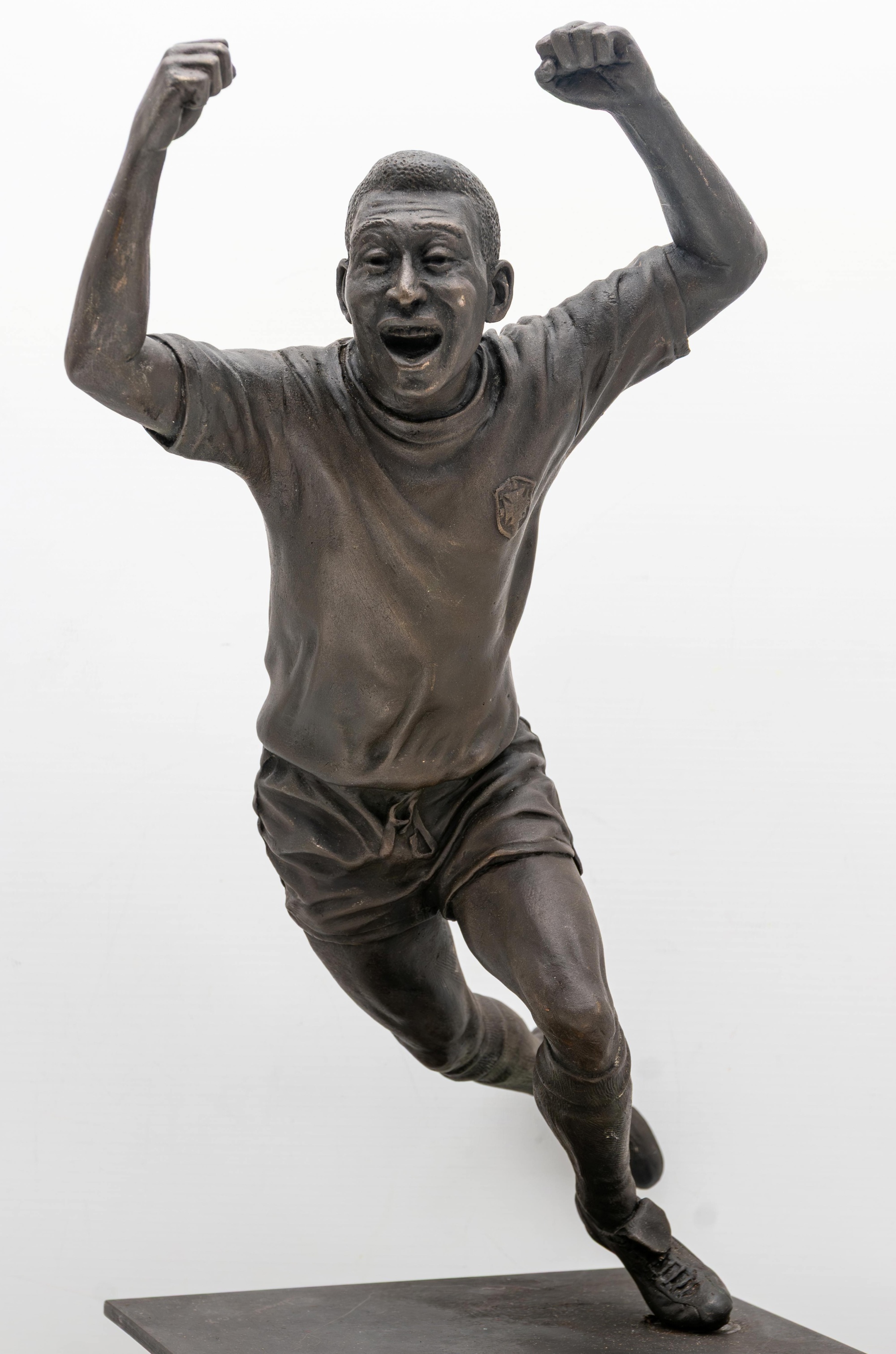 The one-off bronze of Pelé scoring the first goal of the 1970 World Cup Final by renowned sculptor Andy Edwards.