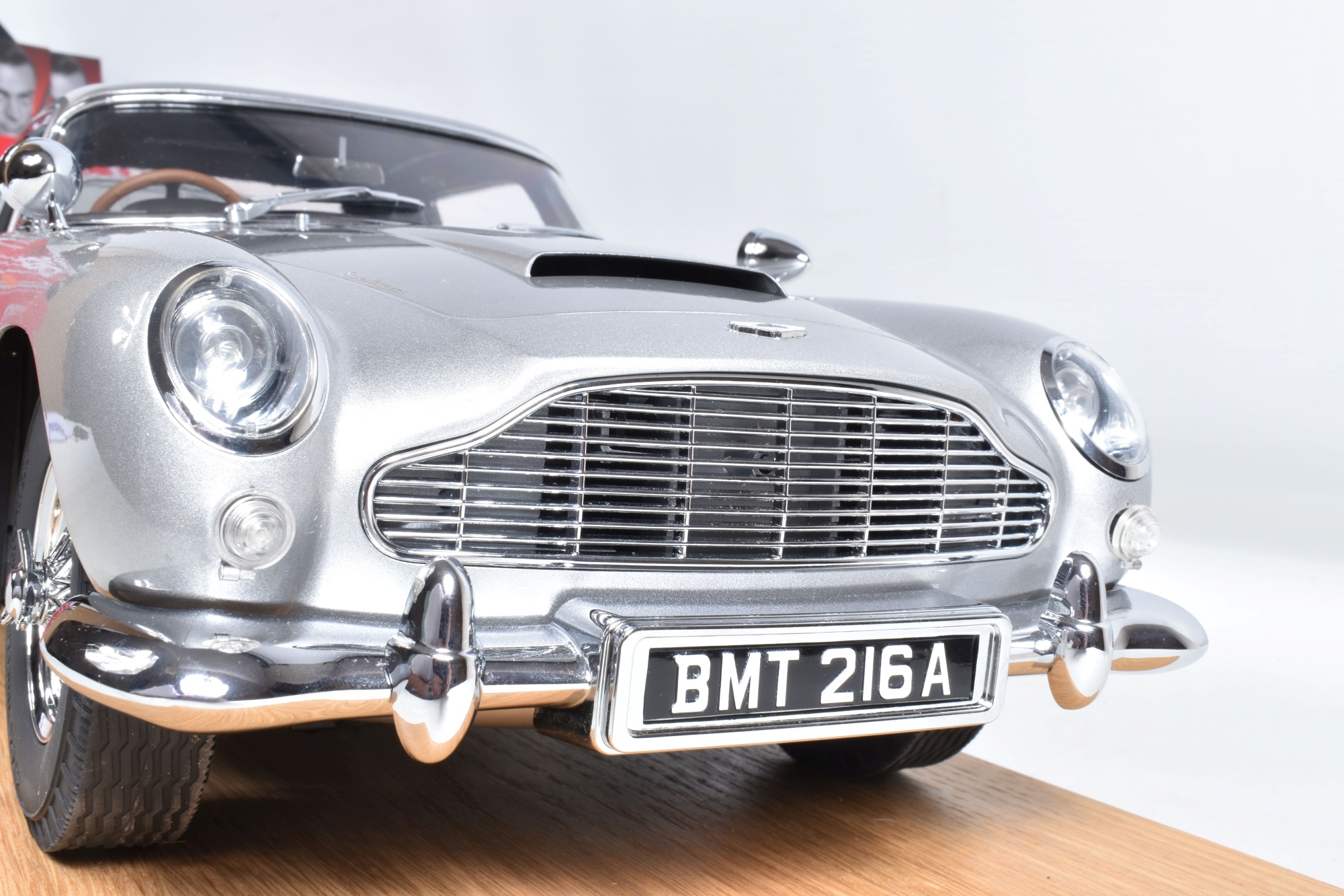 18 Scale Model Of James Bond 007 Goldfinger Aston Martin DB5 Sold £400