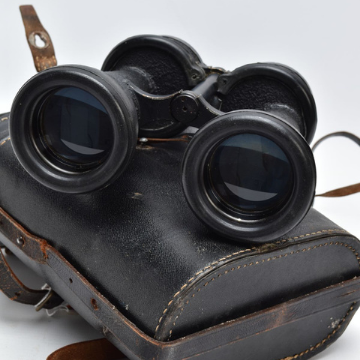 Lot 210: A pair of WW2 era German Kriegsmarine binoculars in a matching, fully-stamped black leather carry case.