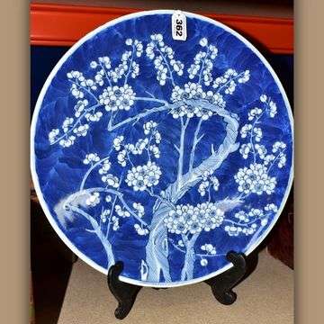 This late 19th century Chinese charger discovered at a Burton valuation sold at £600.