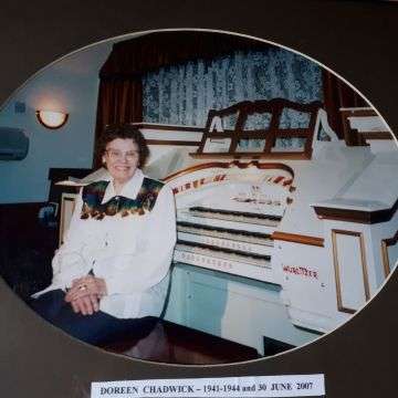 Doreen Chadwick was the organist in East Ham during the war from 1941 to 1944. She was renuited with the Wurlitzer – now in a lovingly restored condition – in Cannock on June 30 2007.